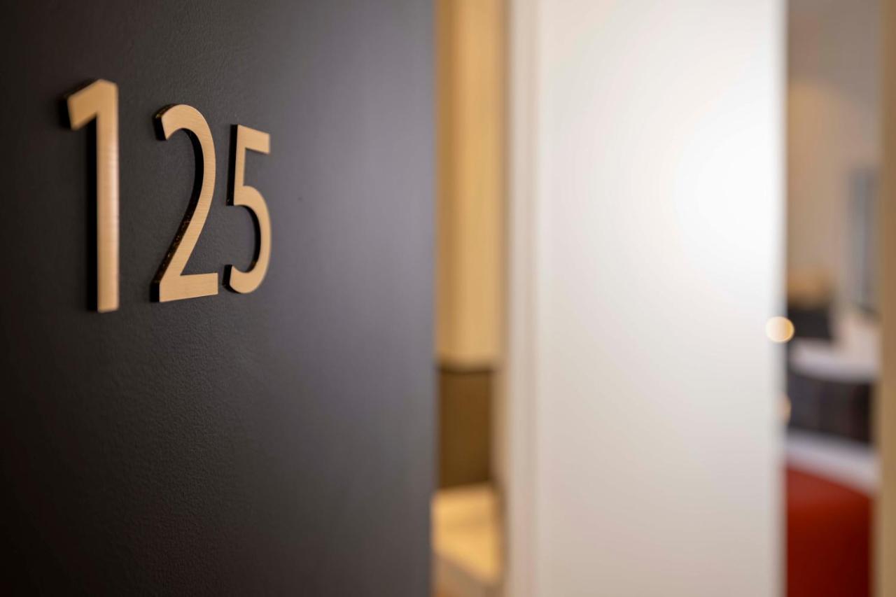 Le 5 Particulier Hotel 4*